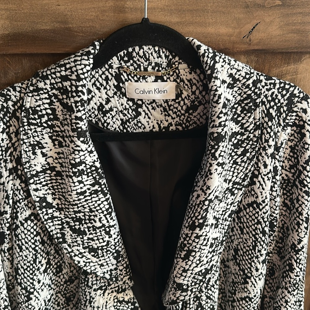 Calvin Klein Black and White Patterned Open-Front Blazer - Picture 5 of 15